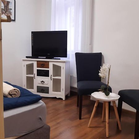 Varalja Apartman Tata Eksteriør bilde