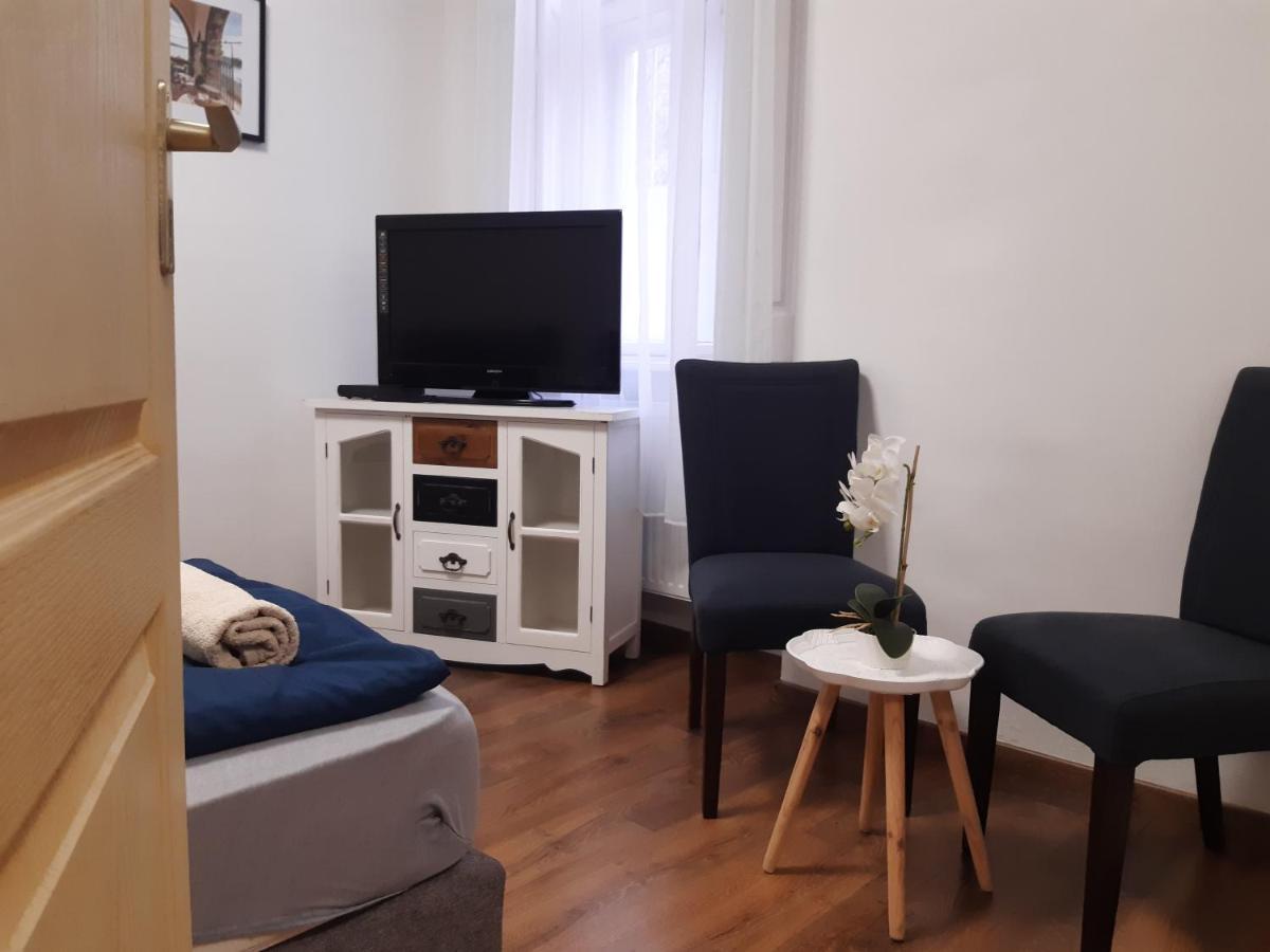 Varalja Apartman Tata Eksteriør bilde