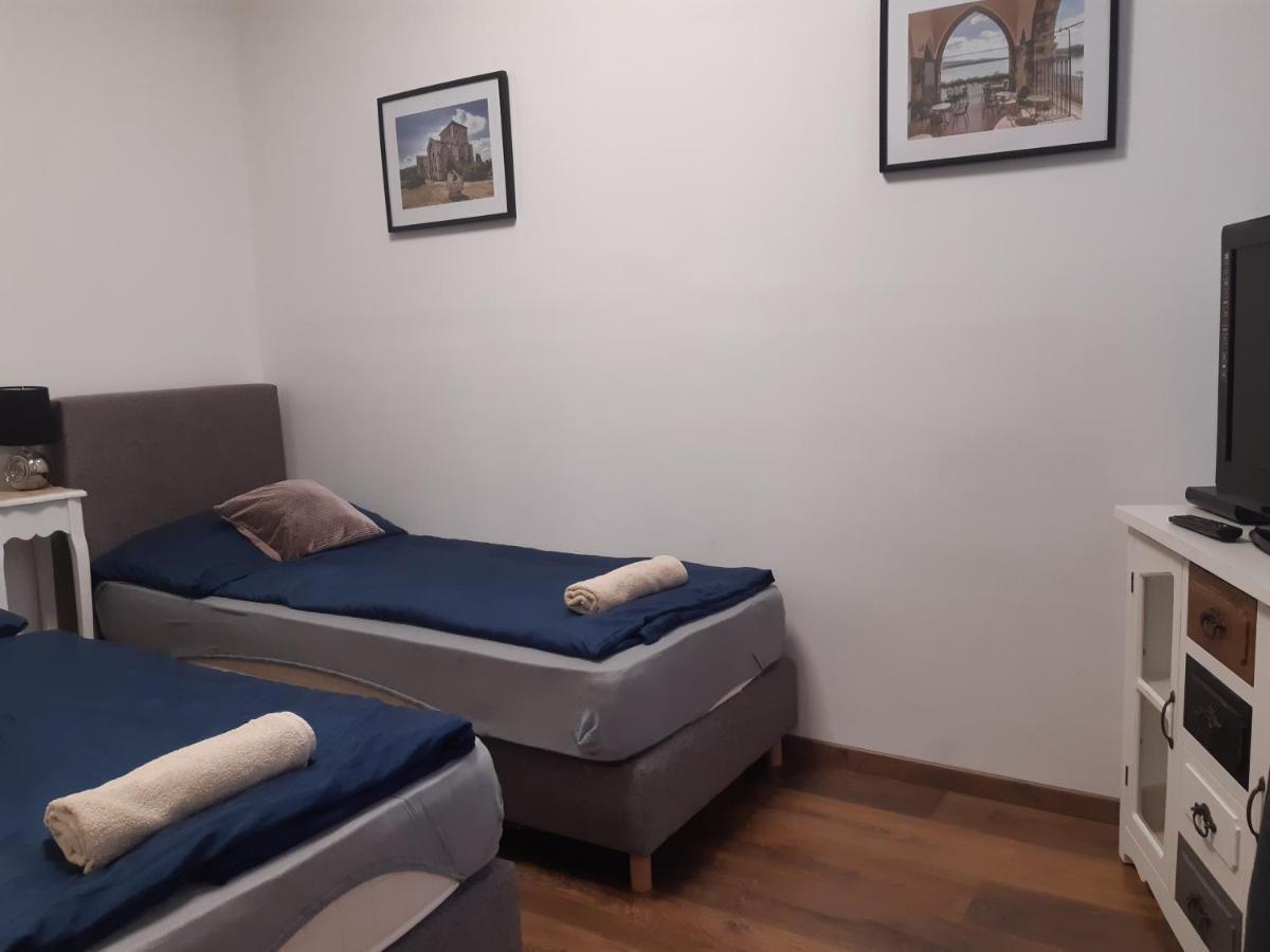 Varalja Apartman Tata Eksteriør bilde