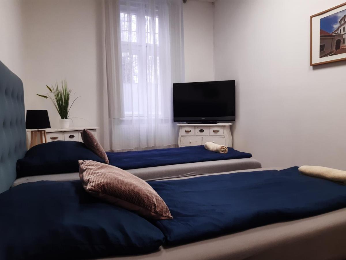 Varalja Apartman Tata Eksteriør bilde