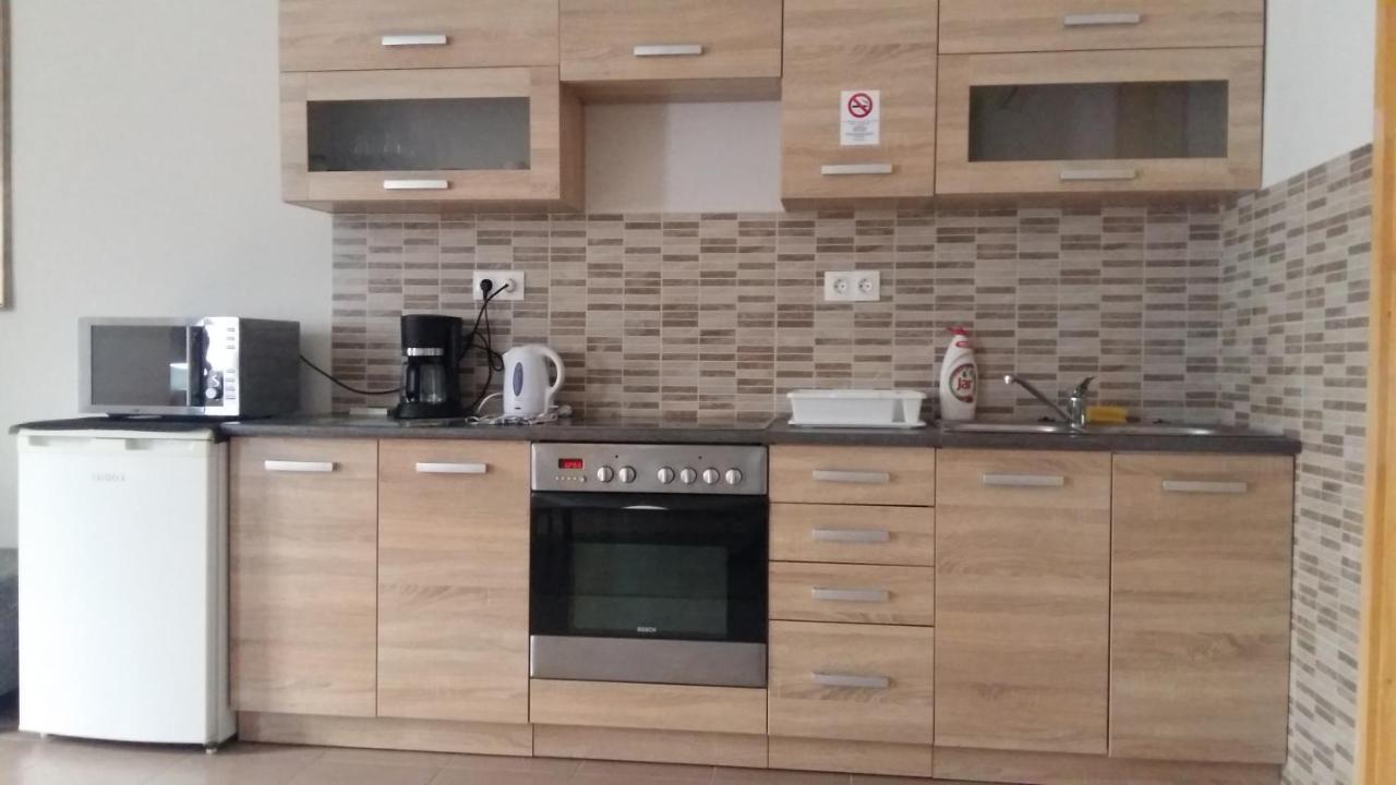 Varalja Apartman Tata Eksteriør bilde